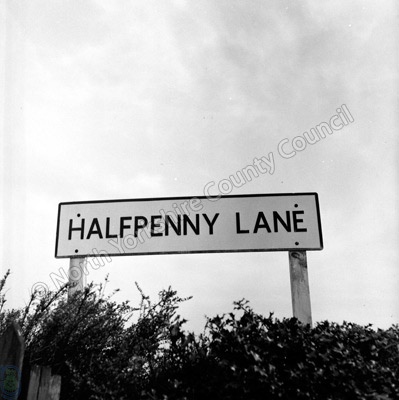 Halfpenny Lane, Sign